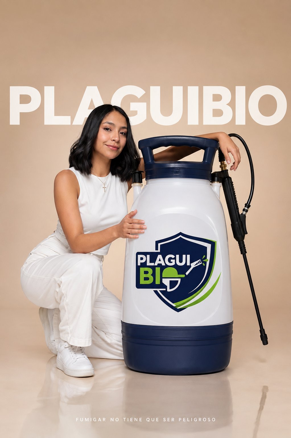 Sayuri Pérez, fundadora de PlaguiBio, con un fumigador profesional PlaguiBio